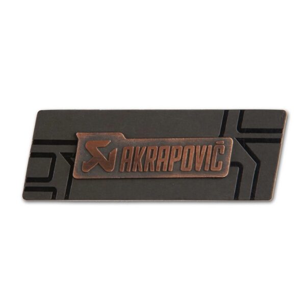 Isignia logo Akrapovic. 800910